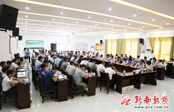 都柳江风景名胜区管委会主任,都江镇党委第一书记潘代族同志及上江村