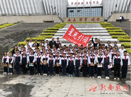 励志奋发星光引领八小学子都匀一中励志行活动