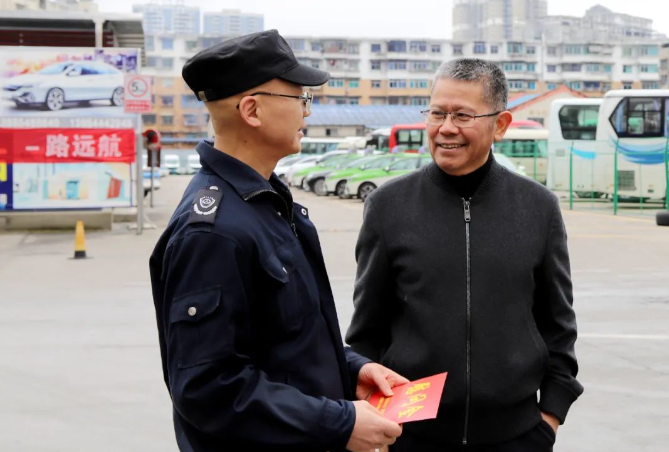 唐德智向承强冉博瓦标龙等州领导走访慰问全国劳动模范和特困职工(图1)