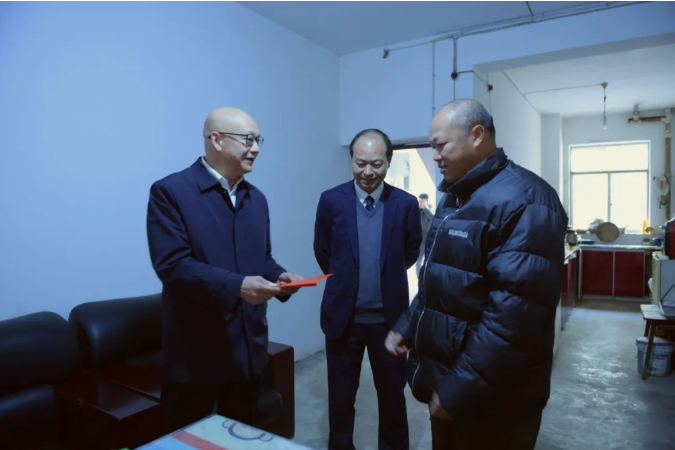 唐德智向承强冉博瓦标龙等州领导走访慰问全国劳动模范和特困职工(图3)