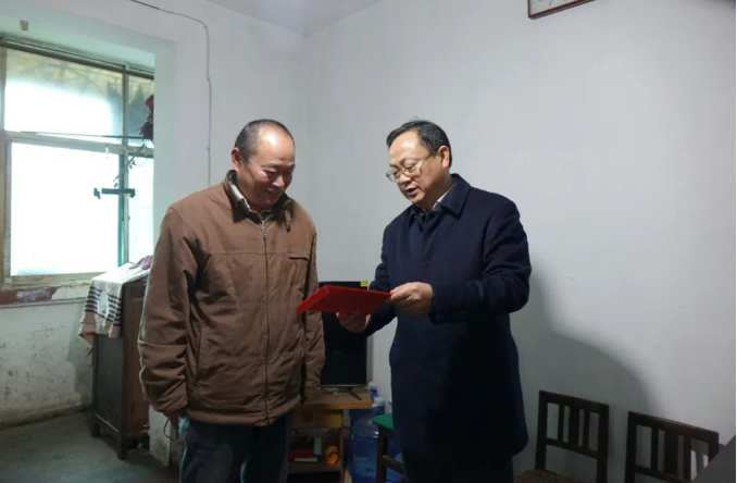 唐德智向承强冉博瓦标龙等州领导走访慰问全国劳动模范和特困职工(图4)