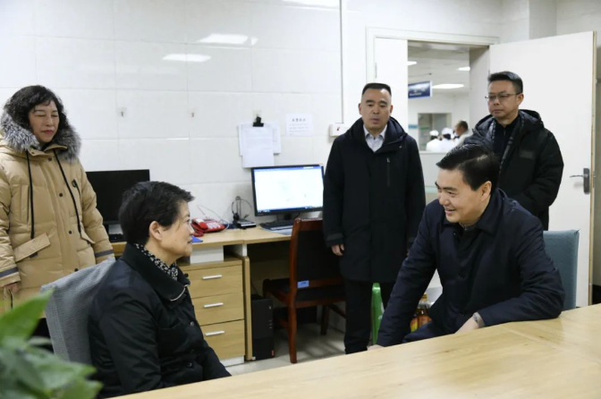 唐德智向承强冉博瓦标龙等州领导走访慰问全国劳动模范和特困职工(图2)