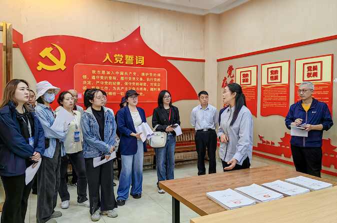 中央新闻媒体采访团到福泉开展“理响中国·讲好‘中国式商量’故事”网络主题采访活动(图3)