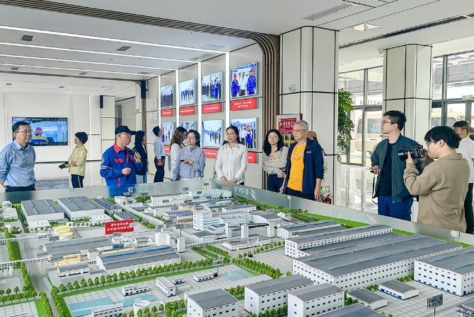 中央新闻媒体采访团到福泉开展“理响中国·讲好‘中国式商量’故事”网络主题采访活动(图2)