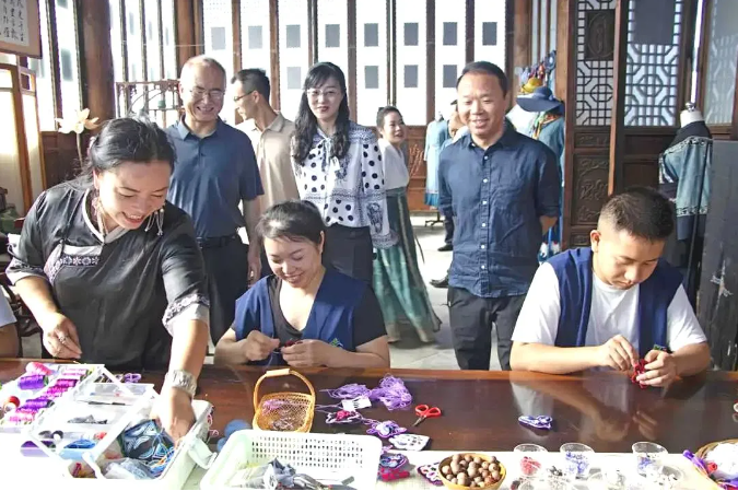 奇异果体育中国文联网络文艺传播中心到都匀开展网络文艺创作传播专题调研(图2)