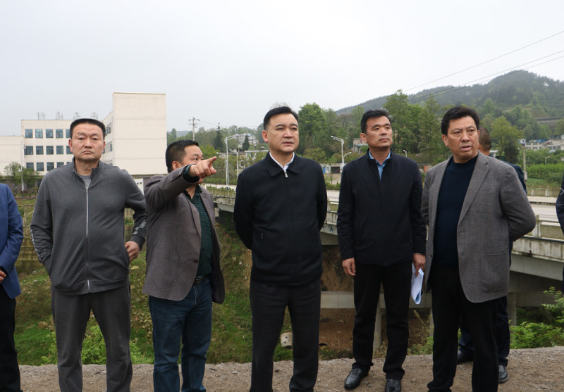 调研中,黄桂林一行先后深入到贵州琨浩肥业有限公司,瓮安县龙马磷业