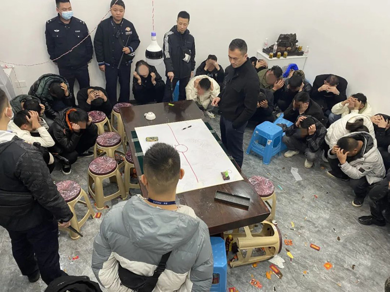 抓赌现场经审讯,53人对赌博的违法犯罪行为供认不讳,目前案件正在