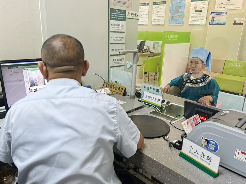 图为：“双语”柜员为群众提供柜面服务。.jpg