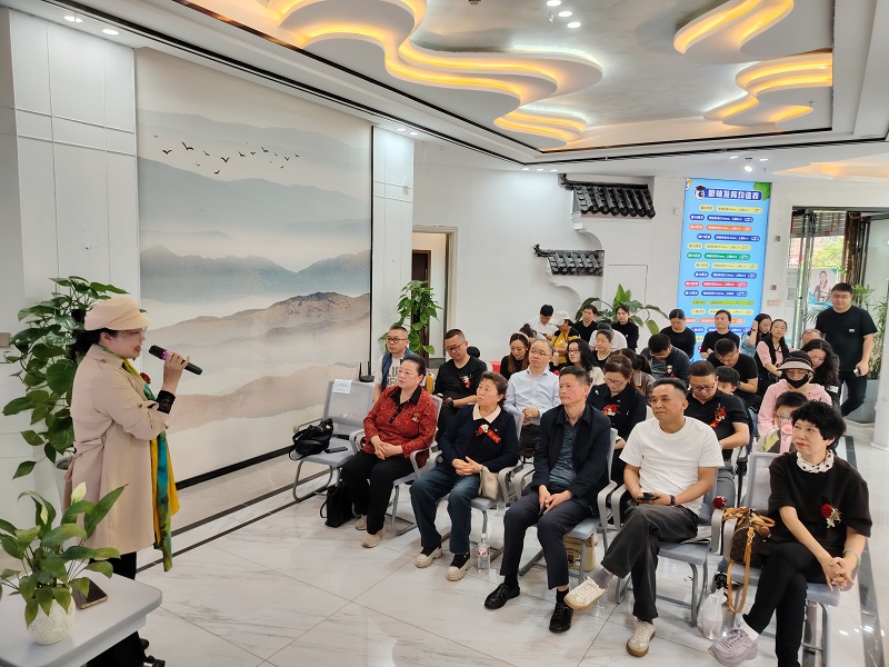 邓雪丽老师作《榜样与陪伴--谈家庭教育中的家风建设》.jpg