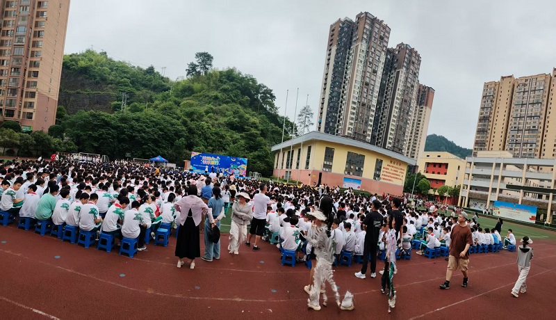 都匀四小欢度六一节.jpg 都匀四小欢度六一节.jpg