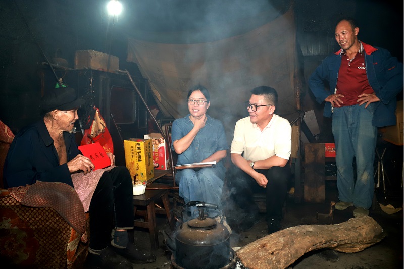 3、走访慰问高龄老党员.jpg 3、走访慰问高龄老党员.jpg