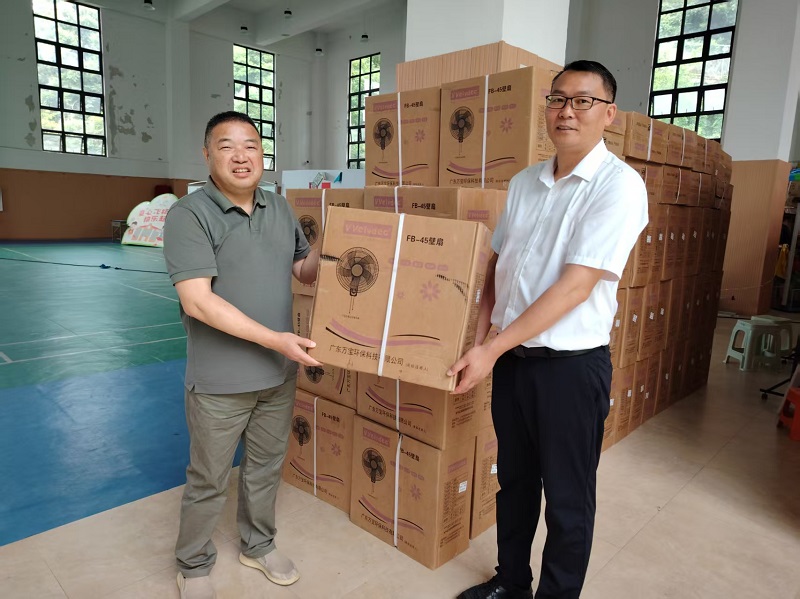 公司向四小捐赠价值5万元的210台电风扇3.jpg 公司向四小捐赠价值5万元的210台电风扇3.jpg