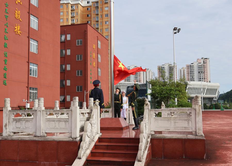 升旗(1).jpg 升旗(1).jpg