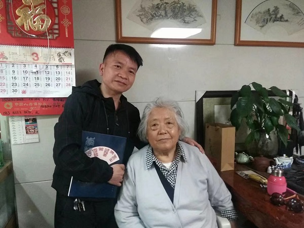 作者韦忠益于2020年3月24日采访李慧君先生合影.jpg 作者韦忠益于2020年3月24日采访李慧君先生合影.jpg
