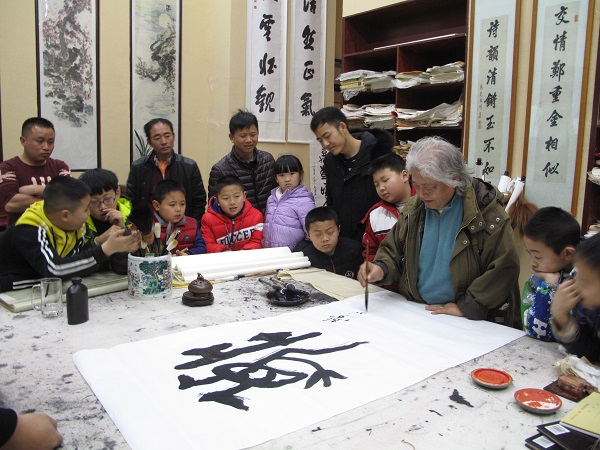 晚年的李慧君先生义务教孩子学习书法（文隽永摄）.JPG