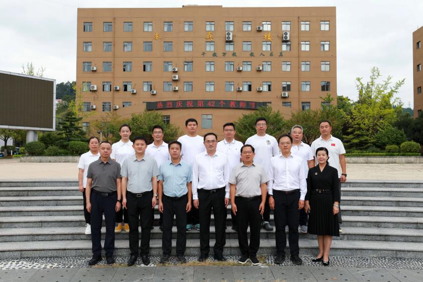 黔南州四家班子主要领导开展教师节走访慰问